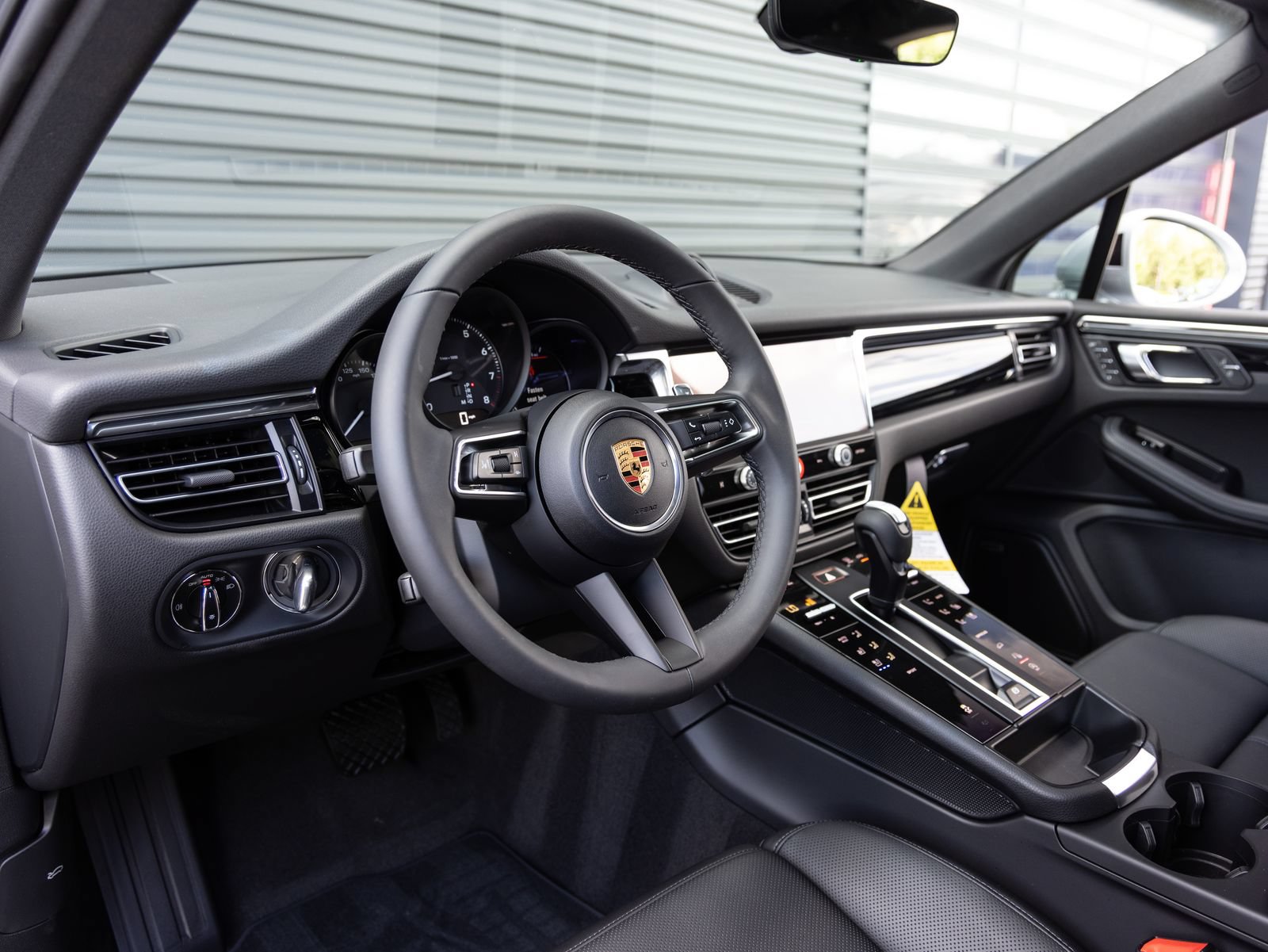 Certified 2026 Porsche Macan AWD/4WD image 4