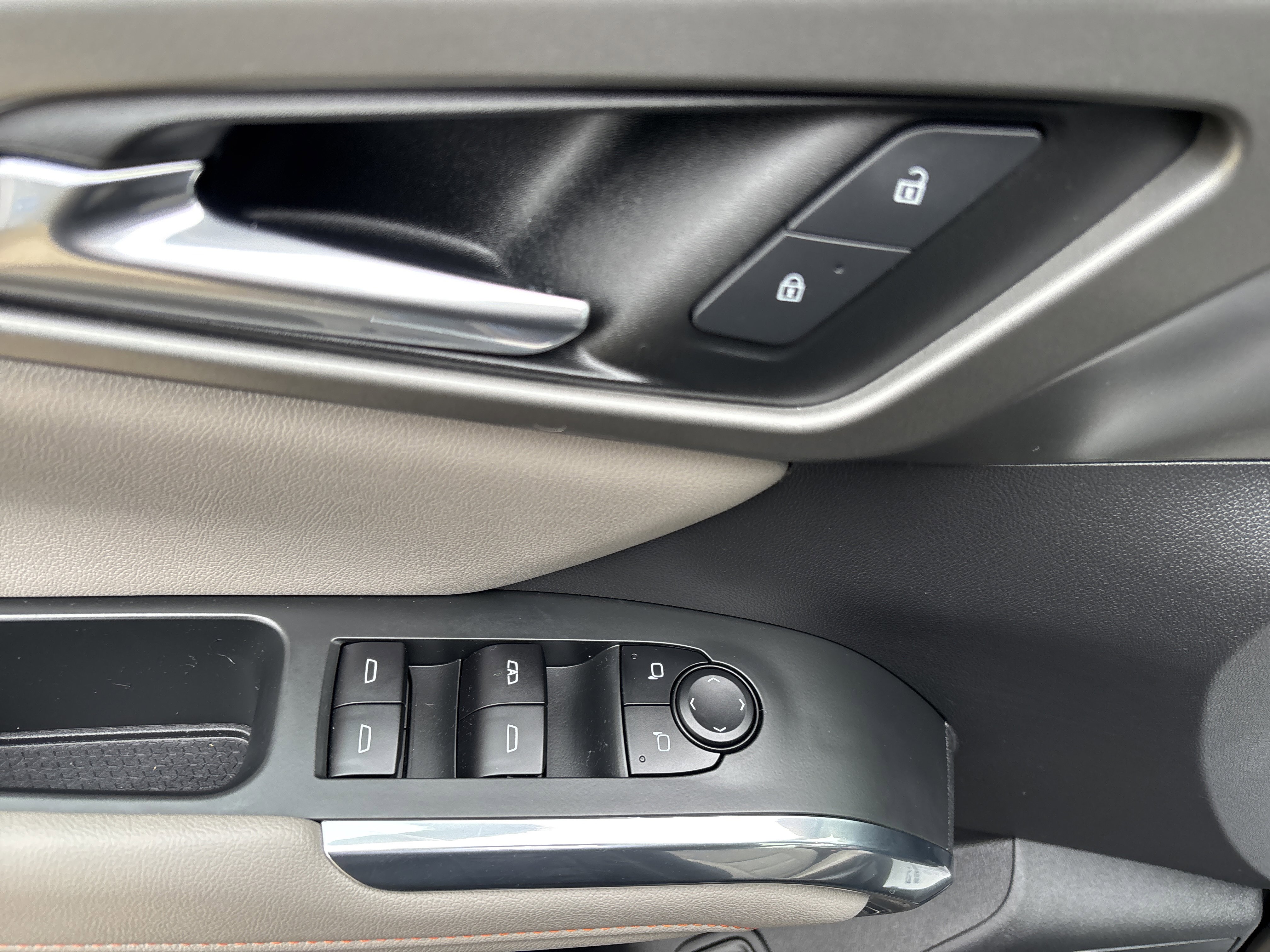 Used 2025 Chevrolet Traverse LT w/ Sun and Wheel Package image 37