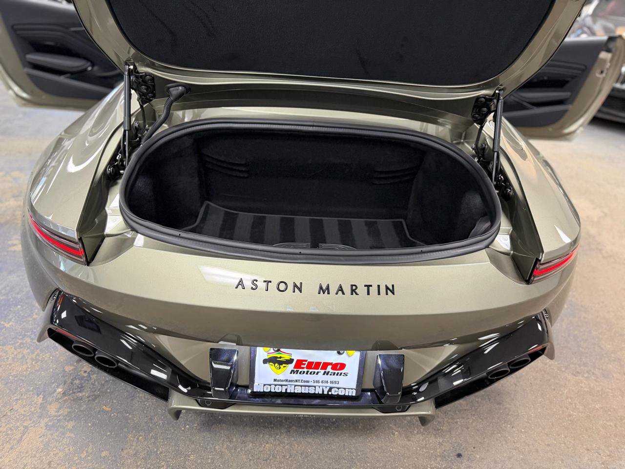 Used 2023 Aston Martin V8 Vantage Roadster RWD image 39