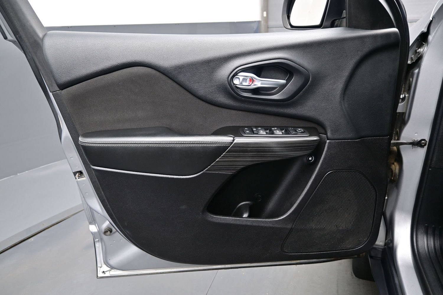 Used 2014 Jeep Cherokee Latitude w/ Trailer Tow Group FWD image 12