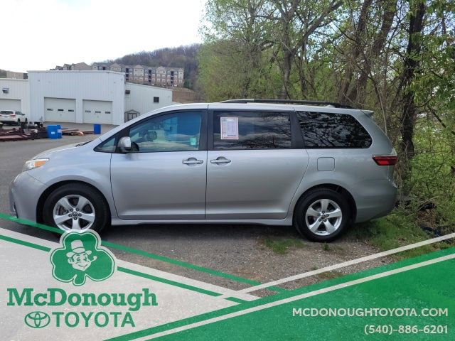 Used 2018 Toyota Sienna LE image 2