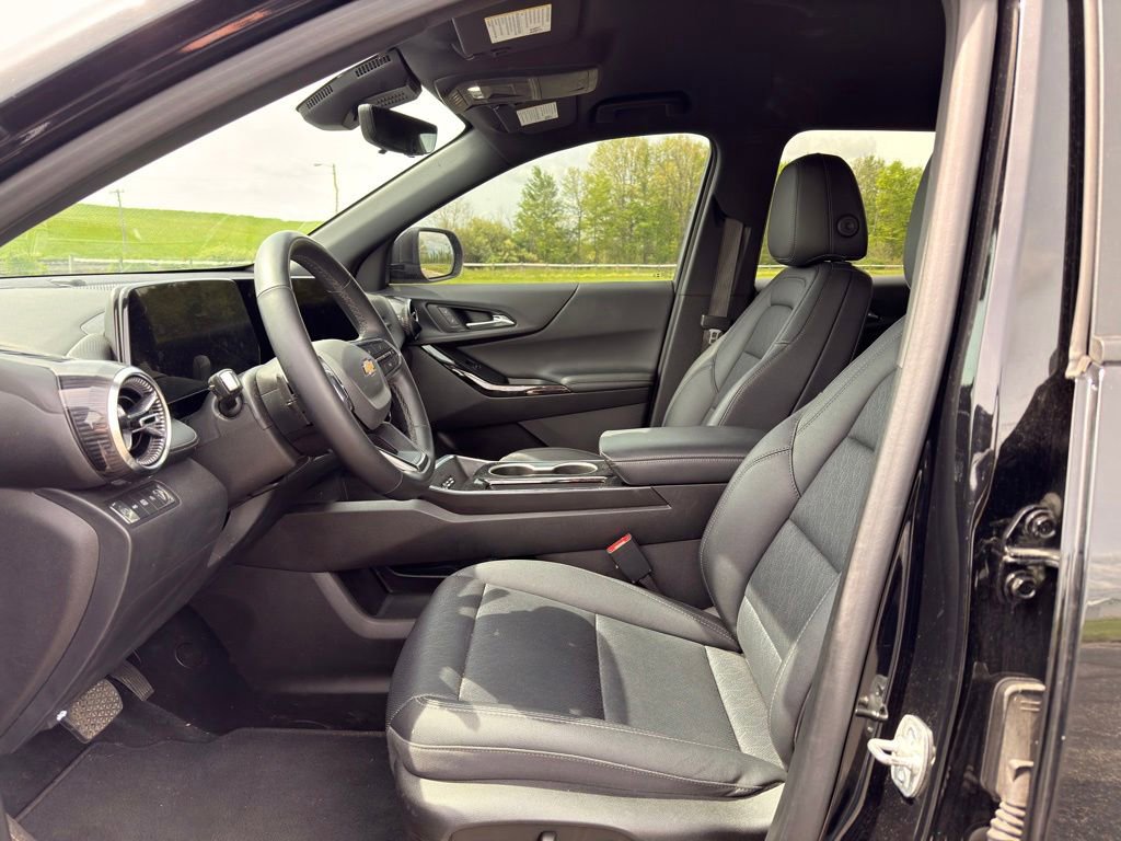 Used 2025 Chevrolet Equinox LT w/ Convenience Package II AWD/4WD image 2