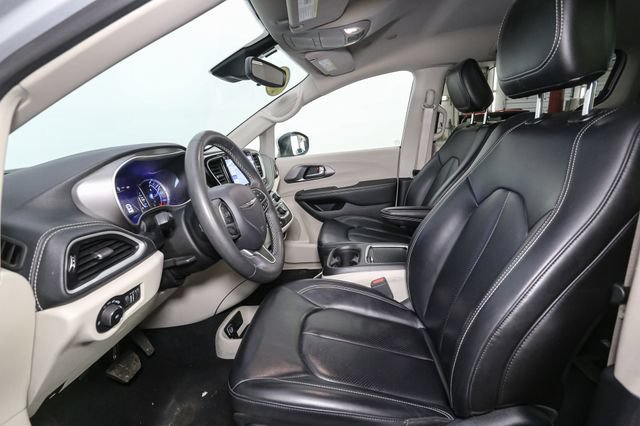 Used 2023 Chrysler Pacifica Touring-L FWD image 40