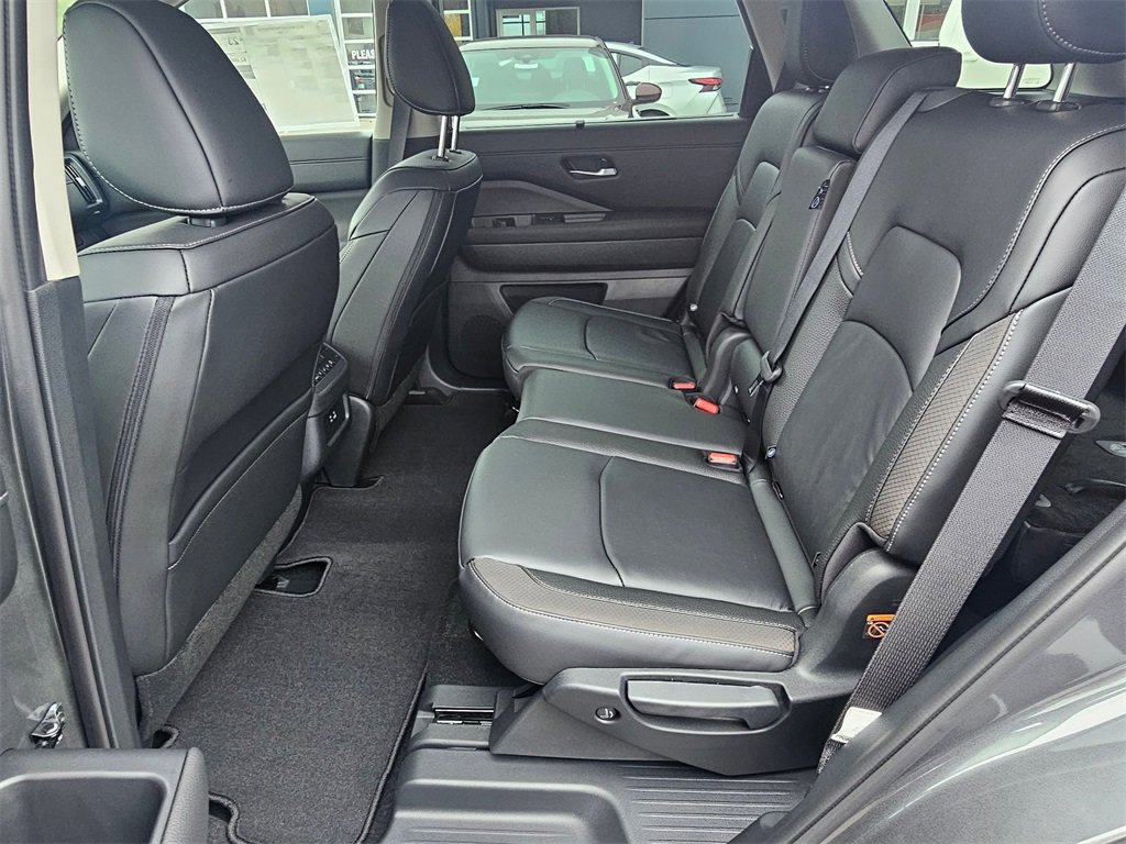 New 2025 Nissan Pathfinder SL image 12