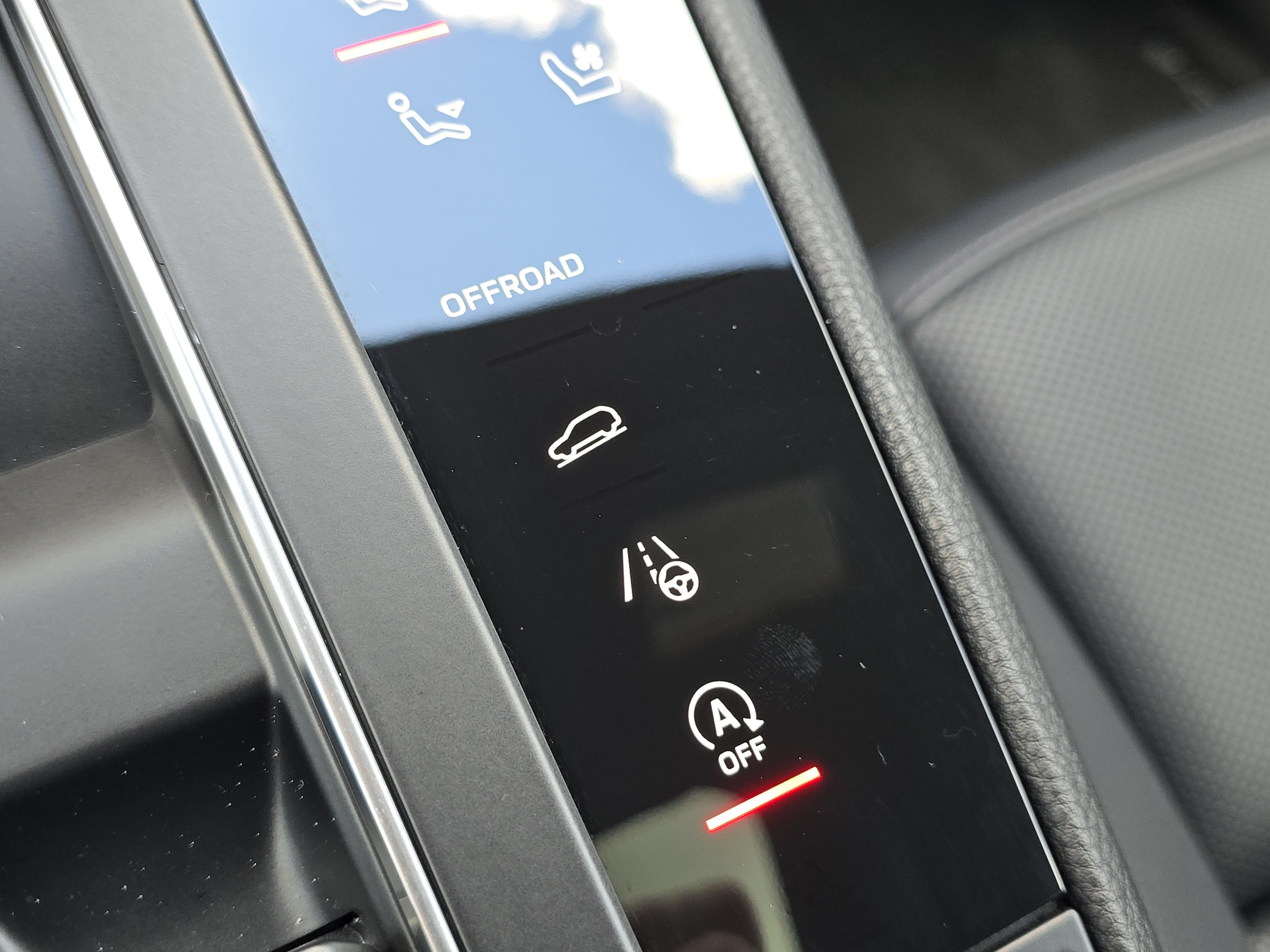 Certified 2025 Porsche Macan AWD/4WD image 28