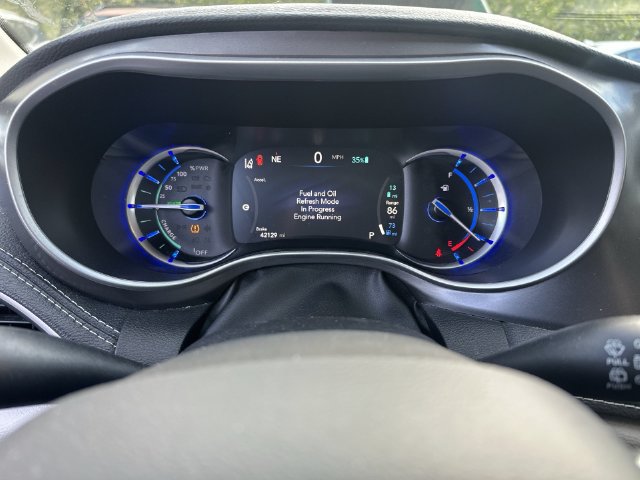 Used 2024 Chrysler Pacifica Limited FWD image 12
