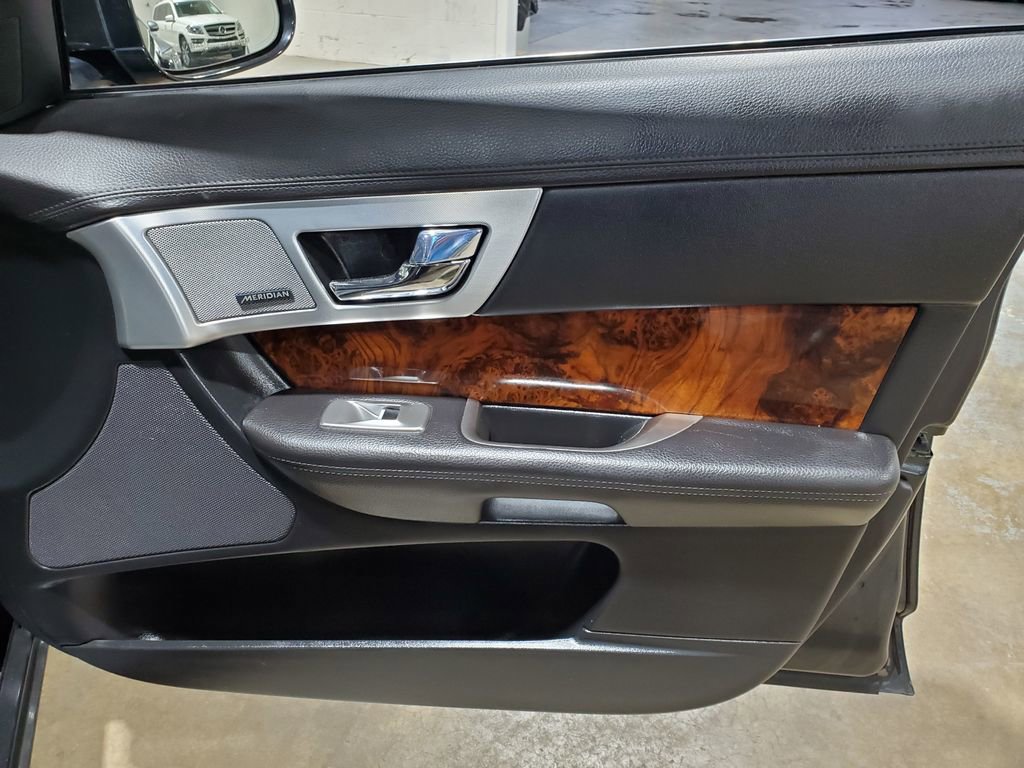 Used 2014 Jaguar XF 3.0 RWD image 17