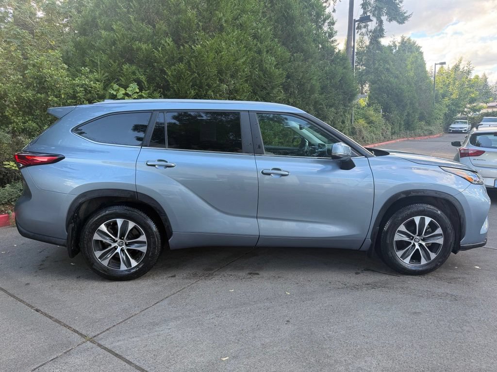 Used 2023 Toyota Highlander XLE FWD image 2