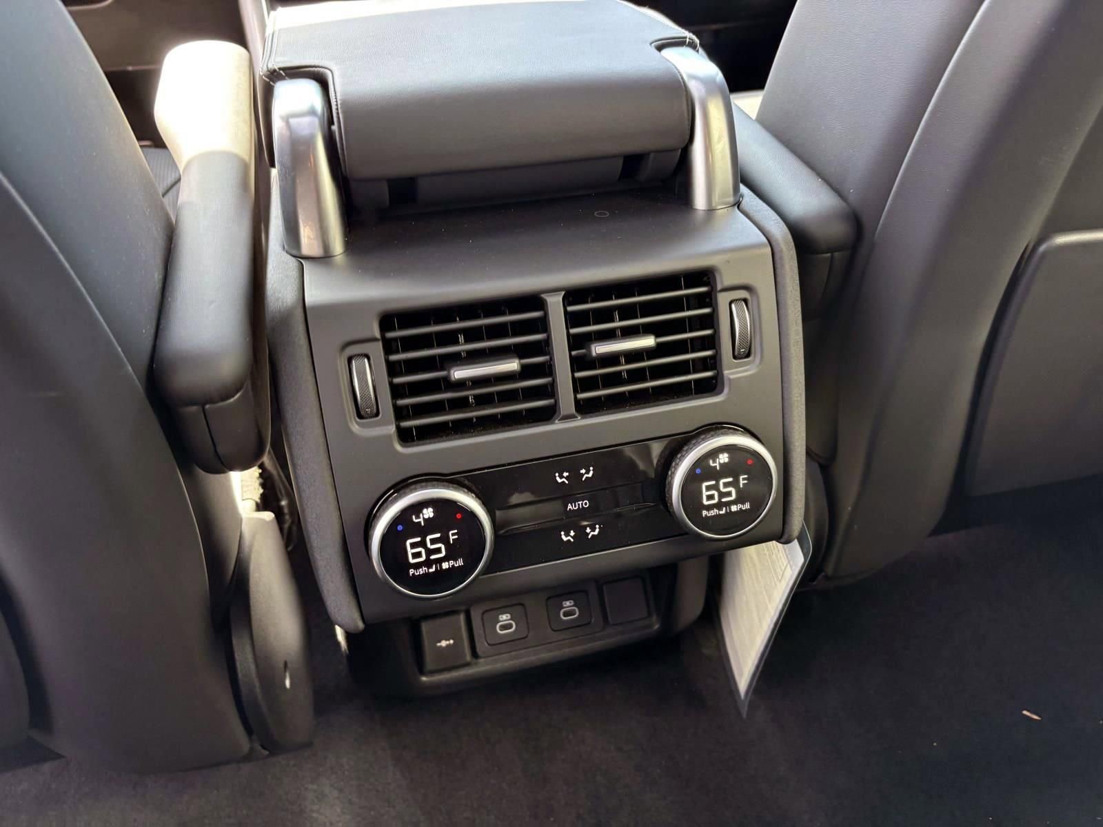 Used 2025 Land Rover Discovery Metropolitan Edition AWD/4WD image 27