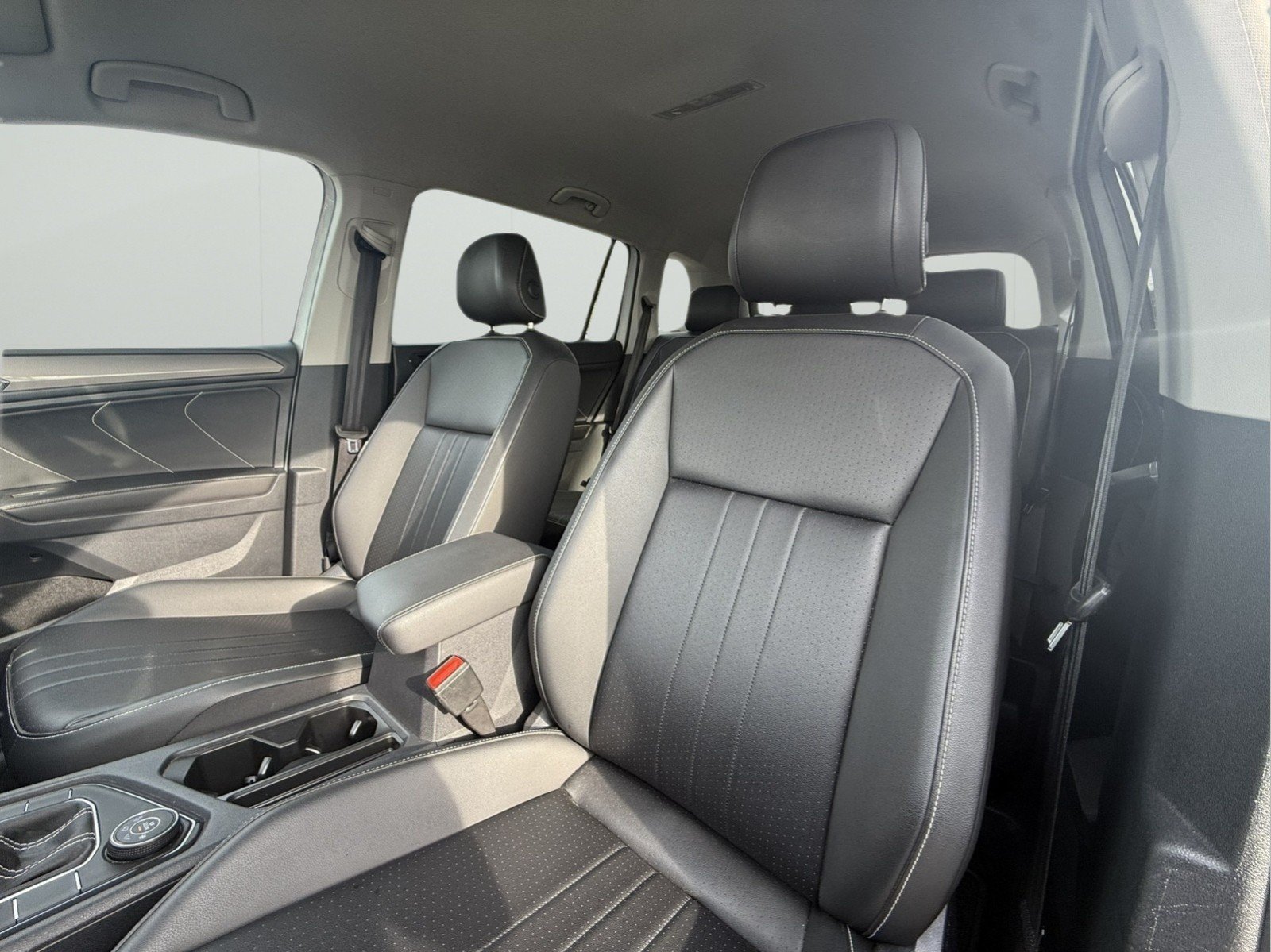 Used 2024 Volkswagen Tiguan SE AWD/4WD image 10