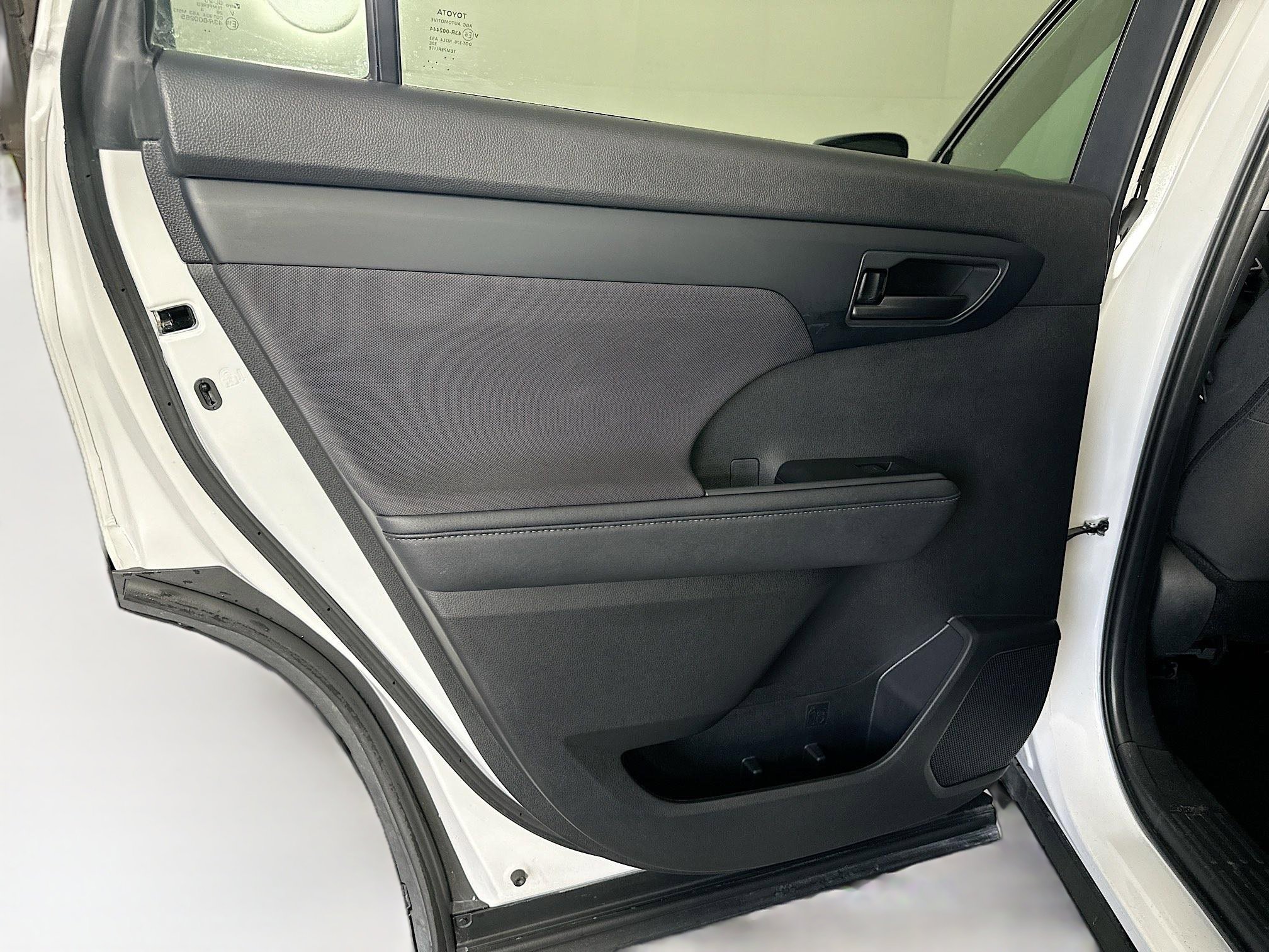 Used 2024 Toyota Highlander LE image 27