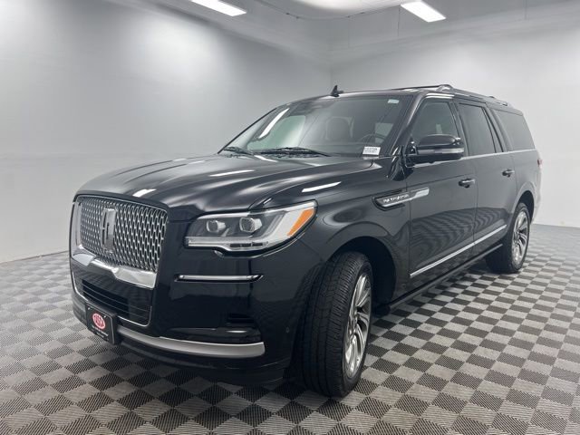 Used 2023 Lincoln Navigator L Reserve AWD/4WD image 2
