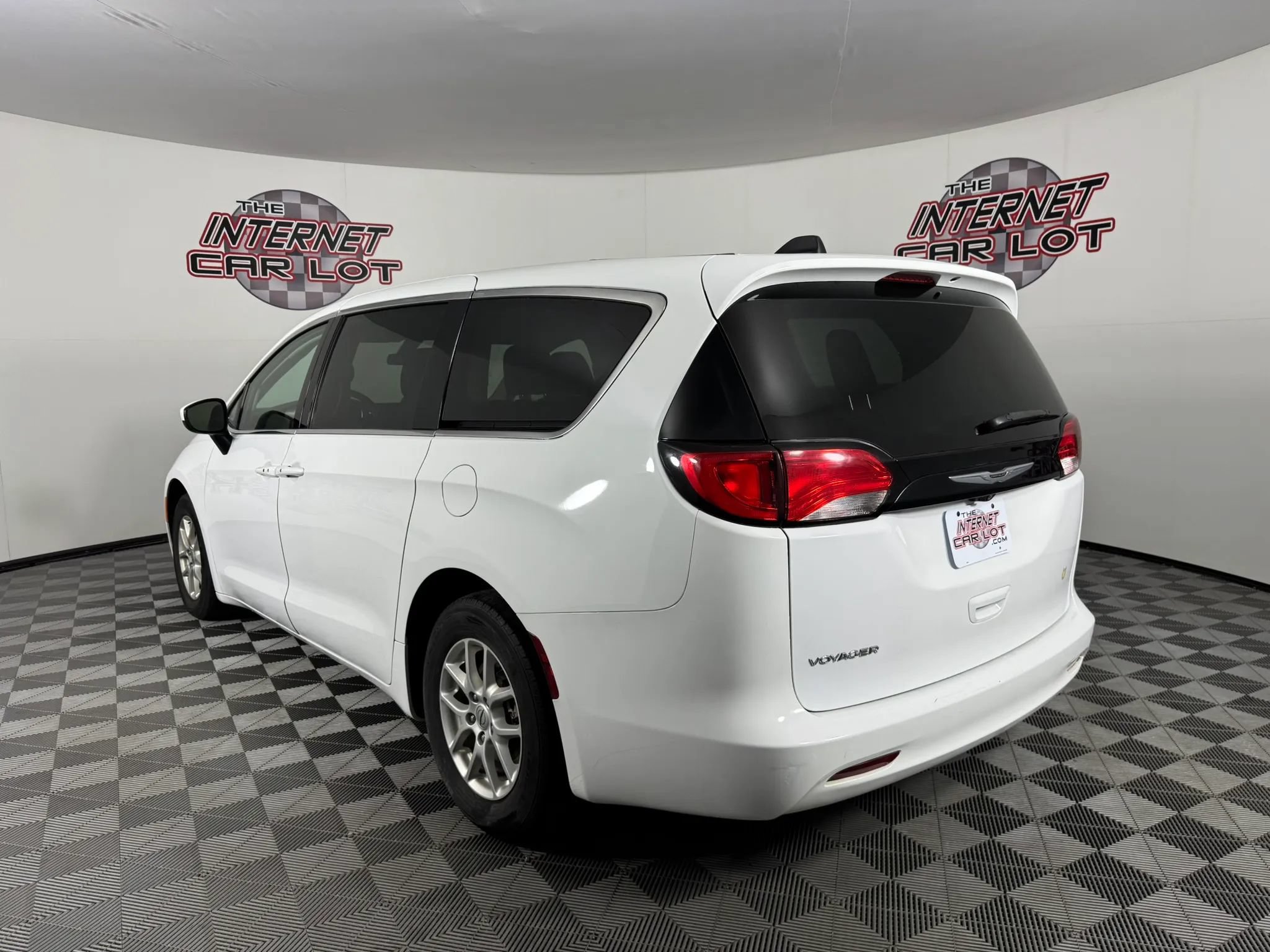 Used 2022 Chrysler Voyager LX FWD image 5