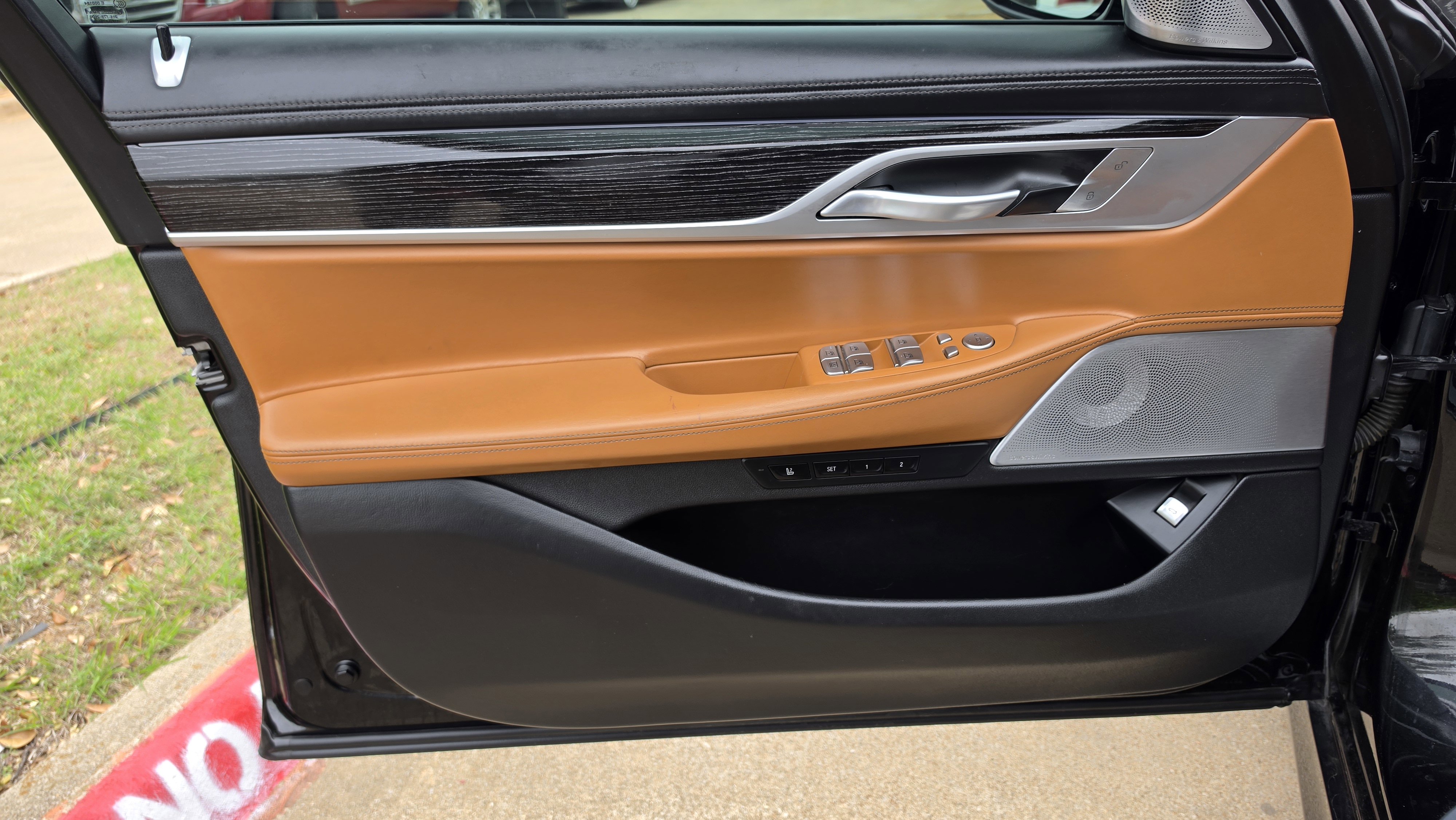 Used 2021 BMW 740i w/ M Sport Package image 27