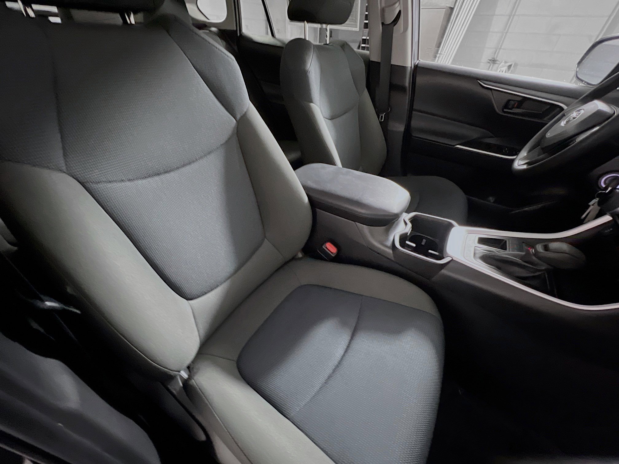 Used 2022 Toyota RAV4 LE image 30