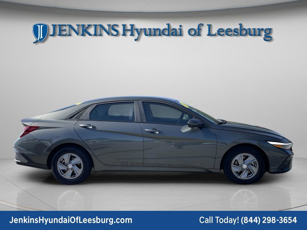 Certified 2024 Hyundai Elantra SE FWD image 3