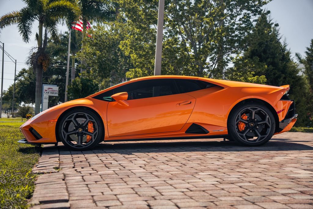 Used 2021 Lamborghini Huracan EVO RWD image 2