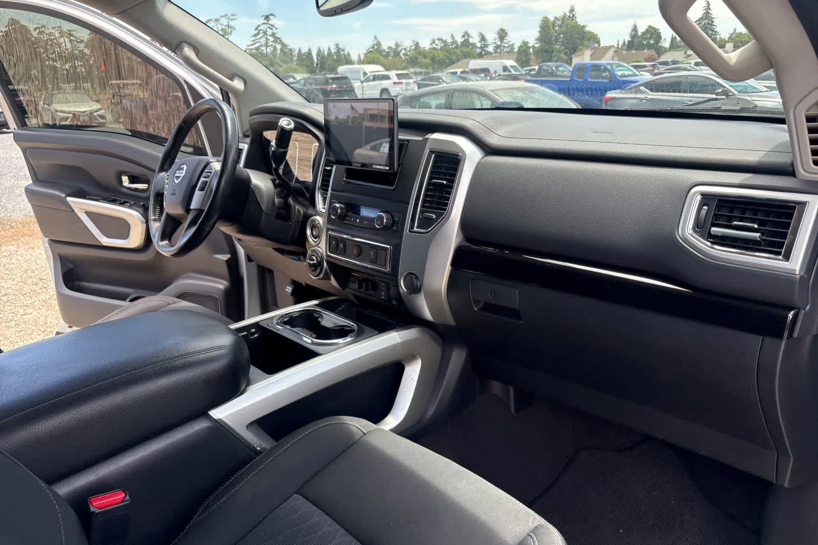 Used 2017 Nissan Titan SV AWD/4WD image 17