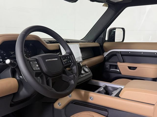 Used 2025 Land Rover Defender 110 V8 AWD/4WD image 39