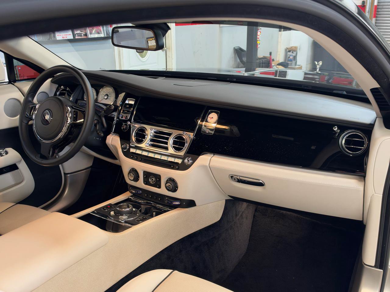 Used 2016 Rolls-Royce Wraith RWD image 18