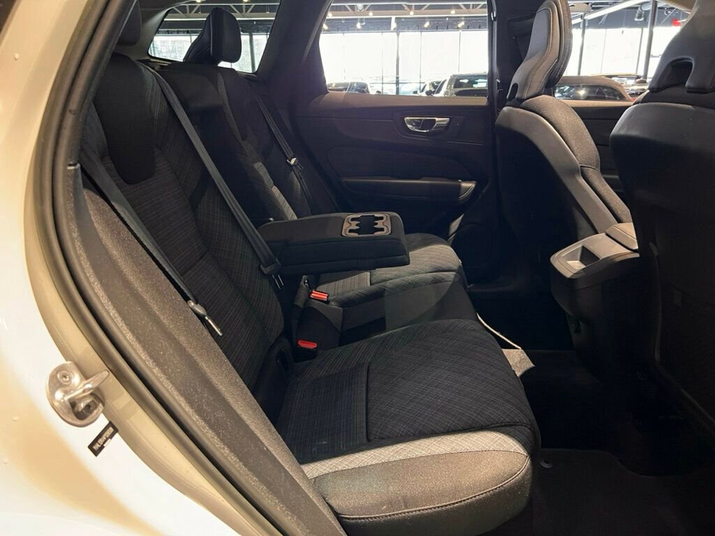 Used 2023 Volvo XC60 B5 Core image 28