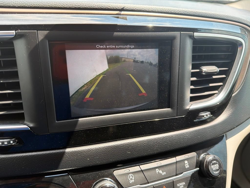 Used 2019 Chrysler Pacifica Touring-L FWD image 16