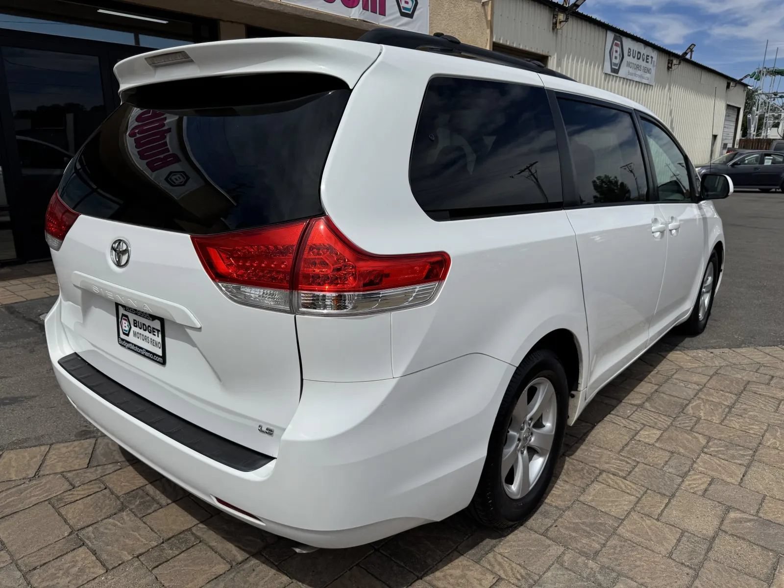 Used 2013 Toyota Sienna LE w/ Towing Pkg FWD image 2