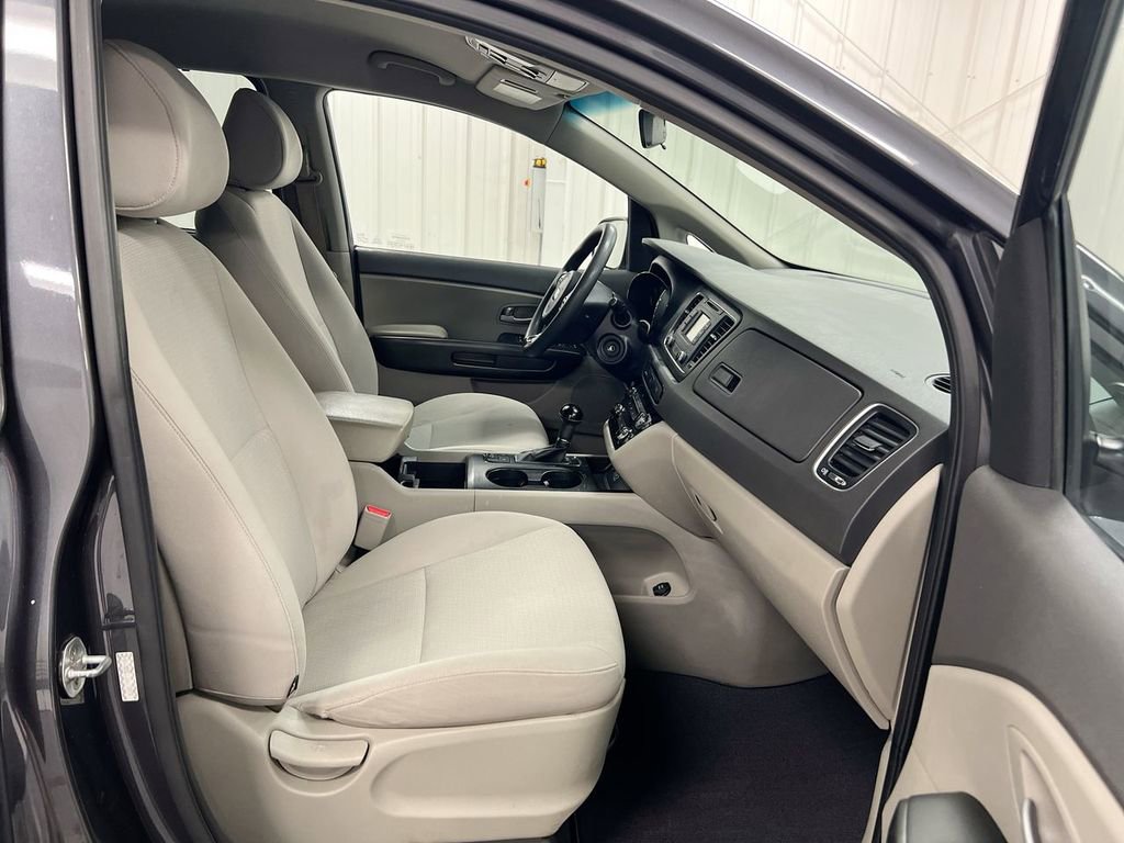 Used 2016 Kia Sedona LX w/ LX Convenience Package image 16