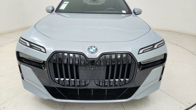 Used 2024 BMW 740i xDrive w/ Premium Package image 9