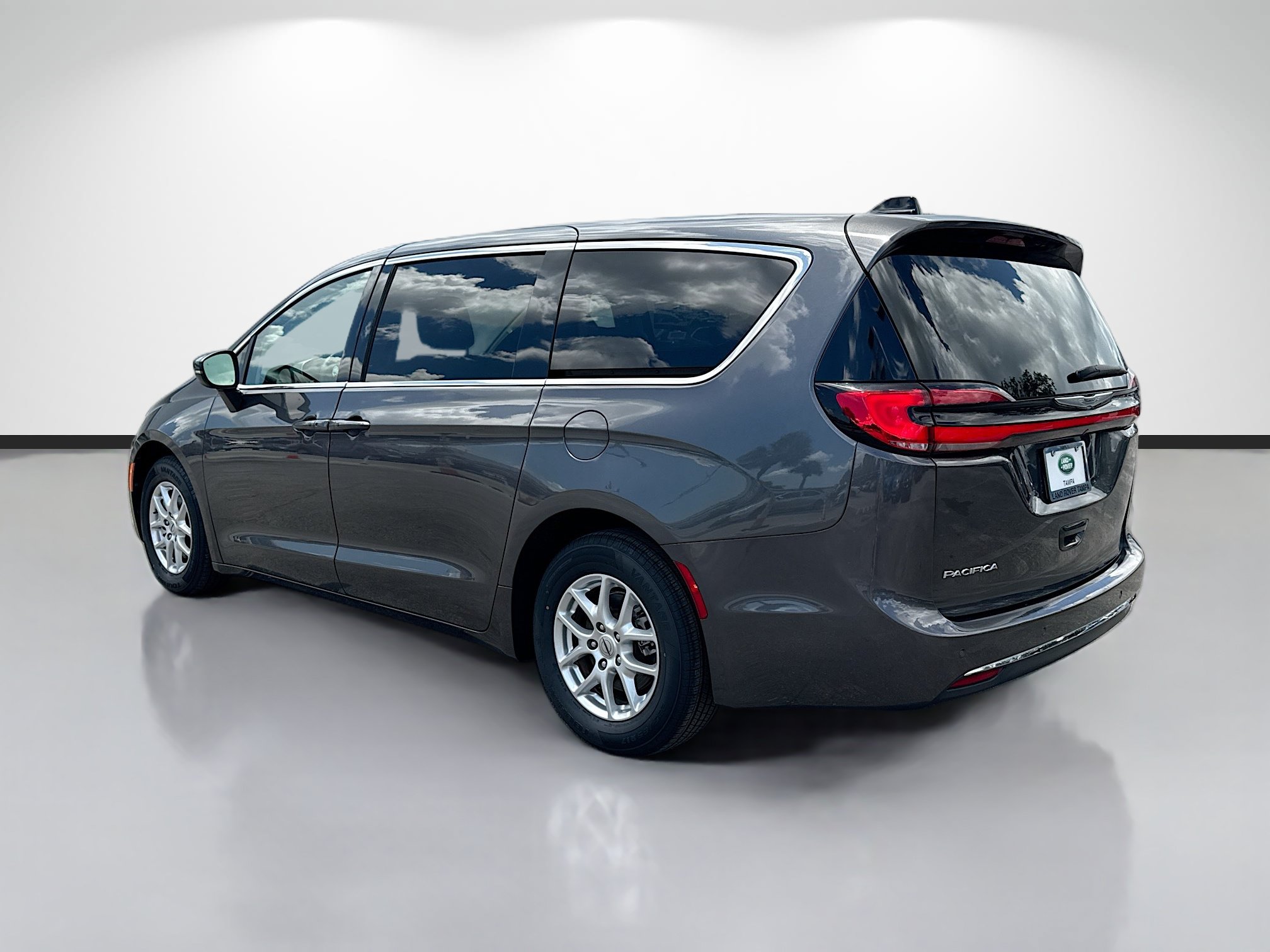 Used 2023 Chrysler Pacifica Touring-L FWD image 3