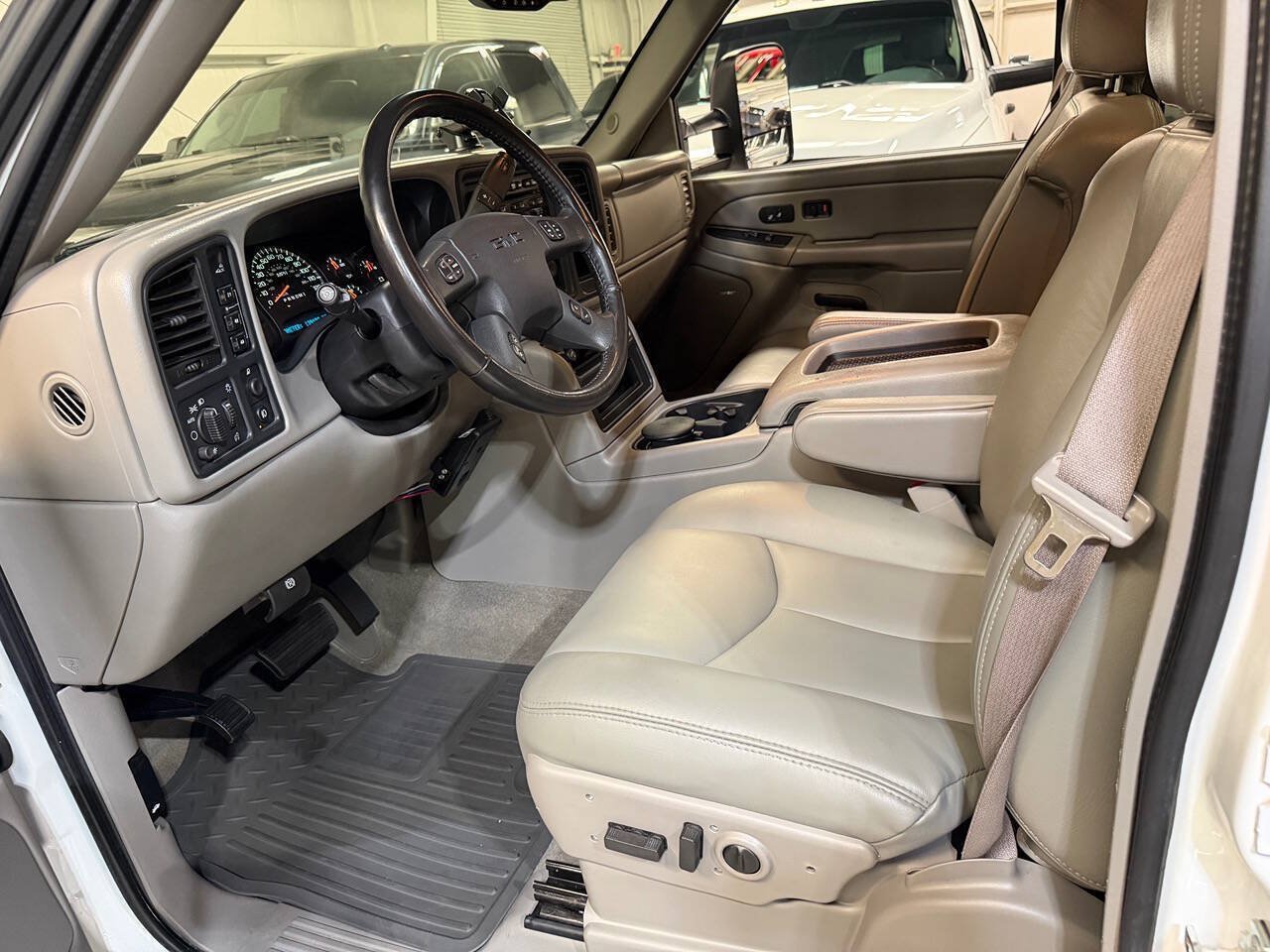 Used 2006 GMC Sierra 2500 SLT w/ Heavy-Duty Power Package AWD/4WD image 2