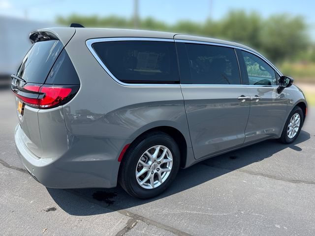Used 2025 Chrysler Pacifica Select FWD image 5