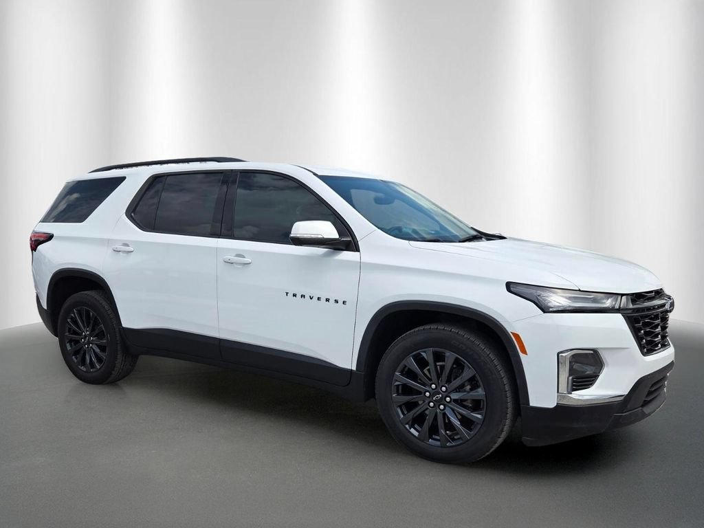 Used 2023 Chevrolet Traverse RS FWD image 2