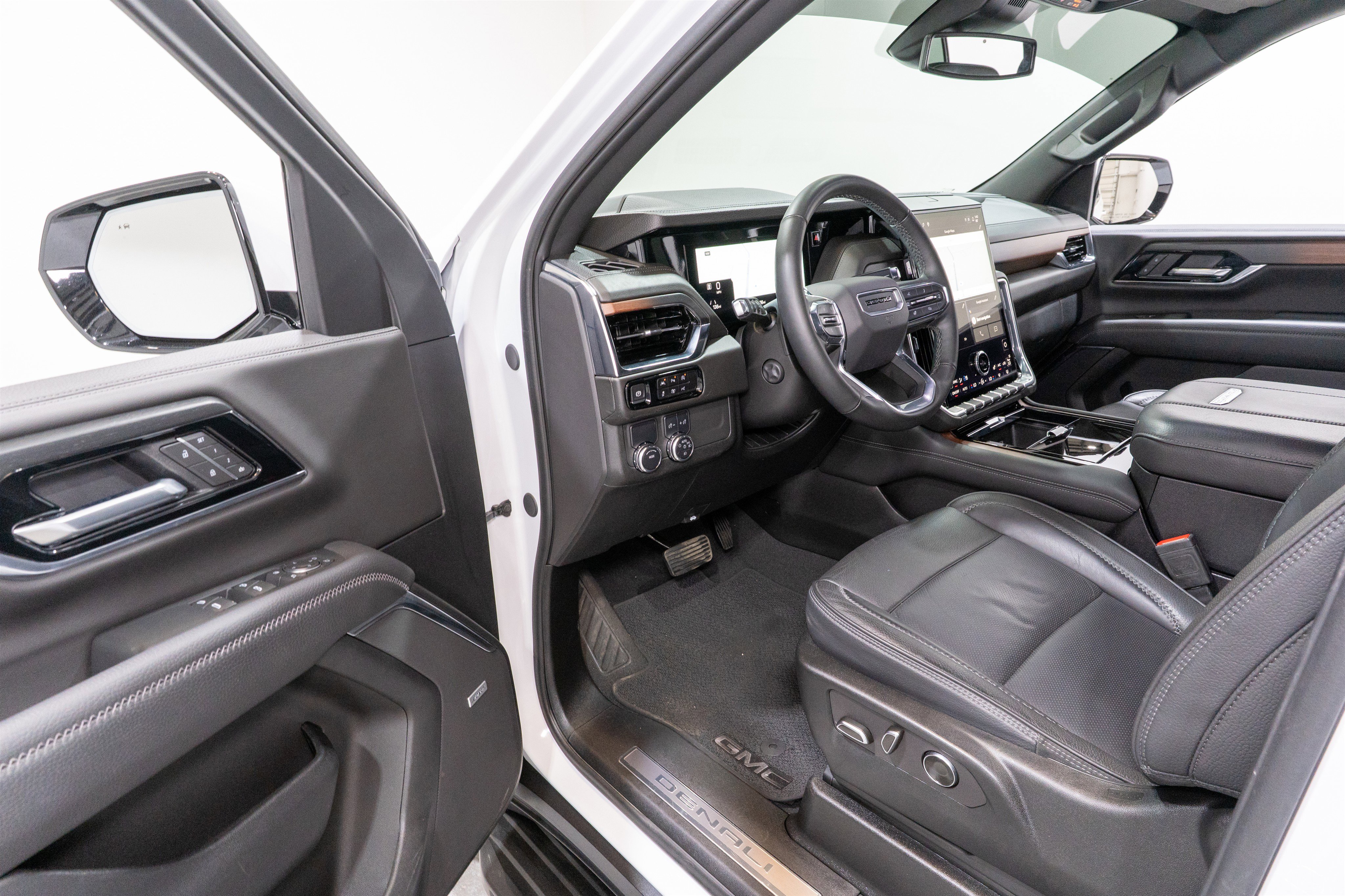 Used 2025 GMC Yukon Denali RWD image 12