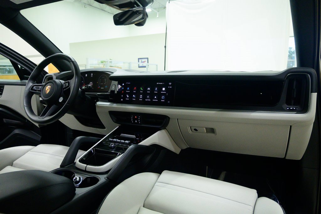Used 2025 Porsche Cayenne image 14