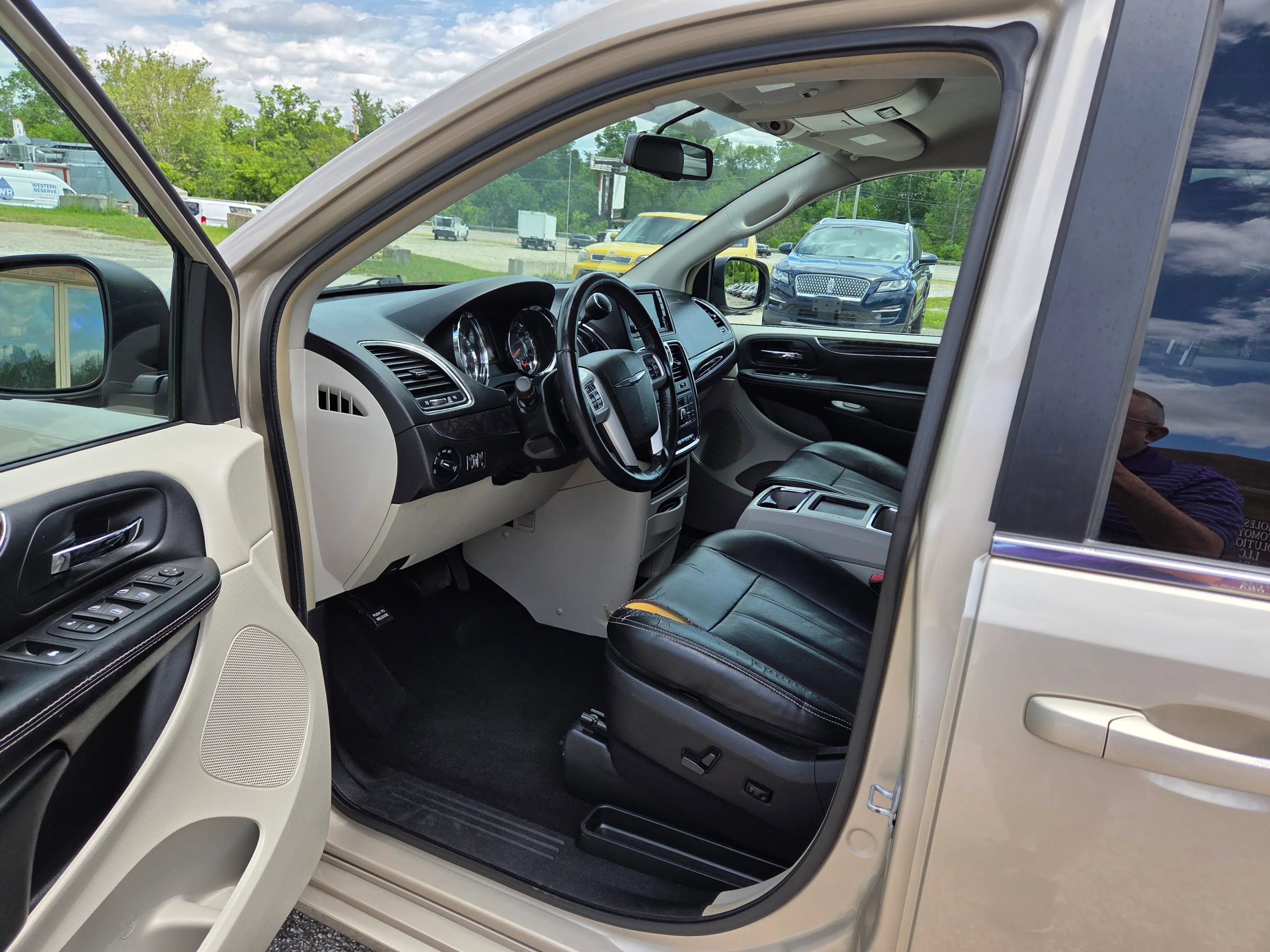 Used 2016 Chrysler Town & Country Touring FWD image 11