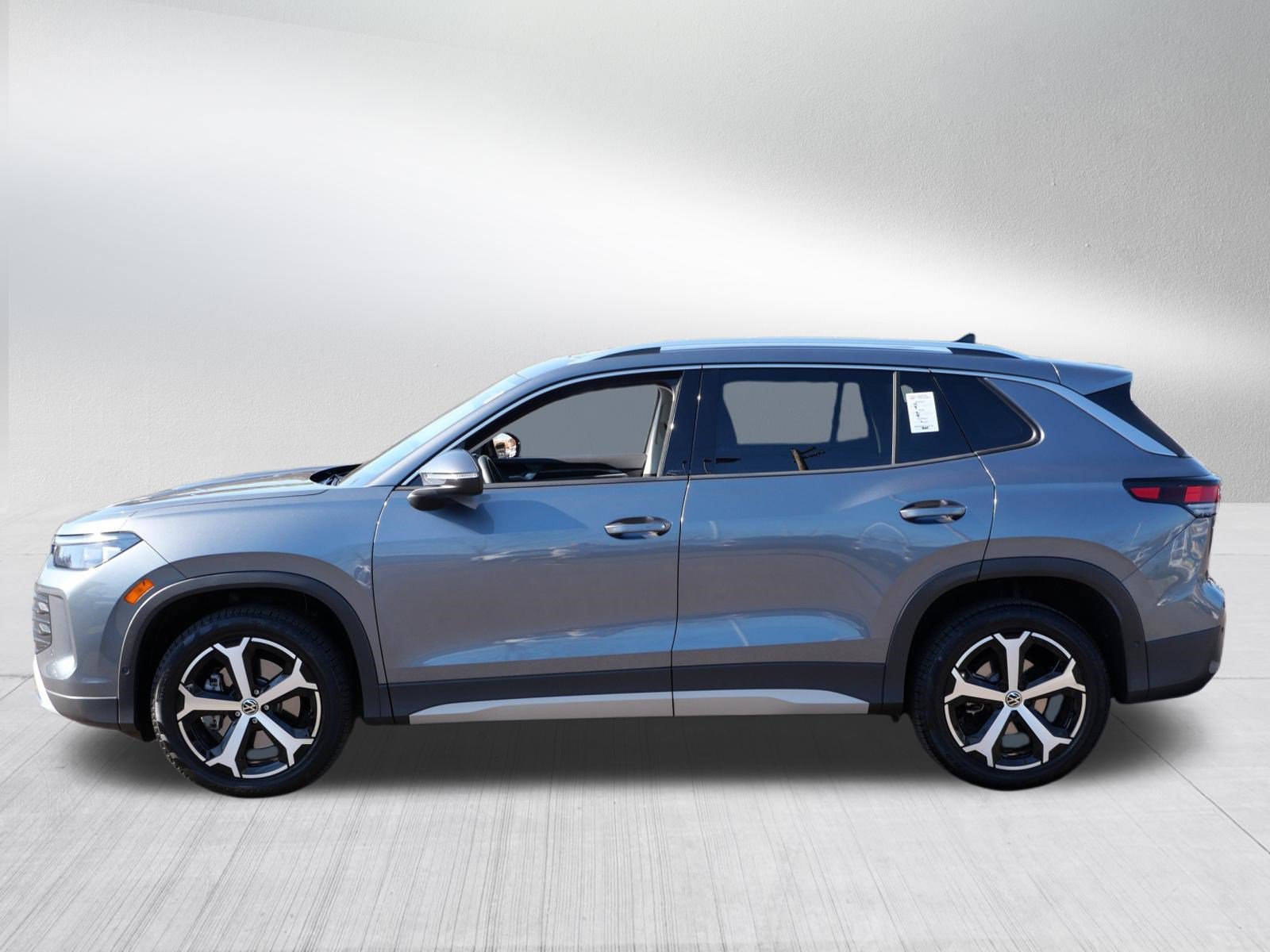 Certified 2025 Volkswagen Tiguan SE w/ Panoramic Sunroof Package AWD/4WD image 4