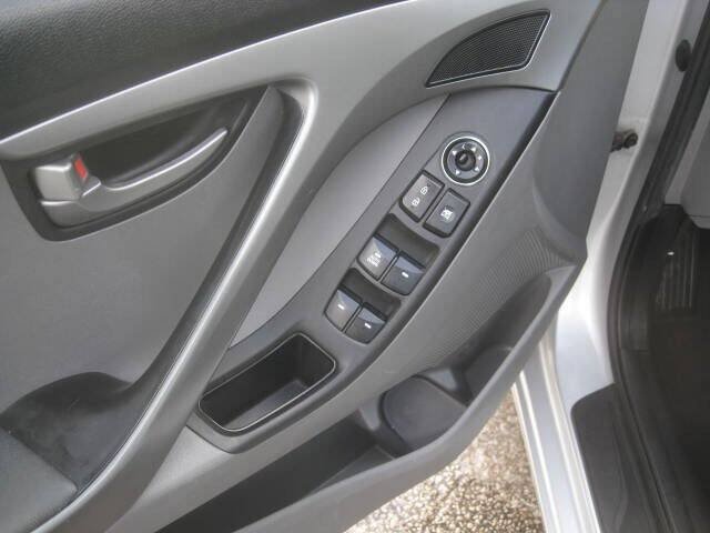 Used 2016 Hyundai Elantra SE FWD image 14