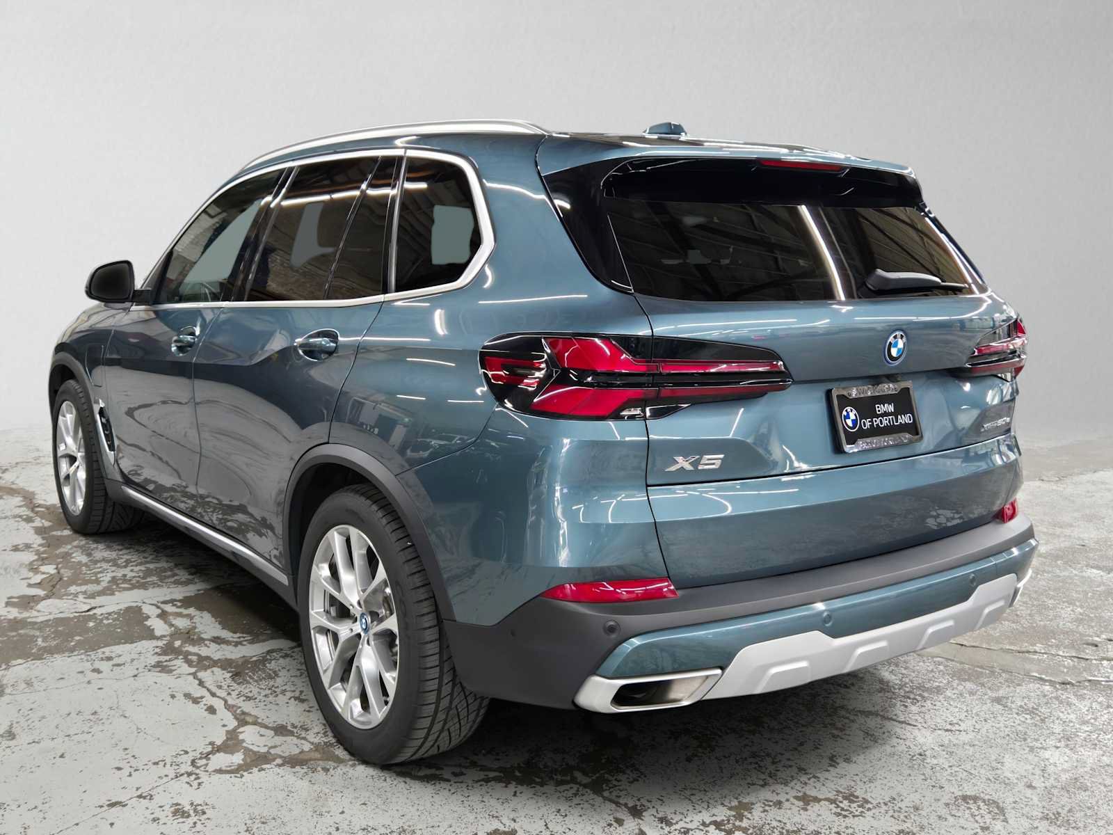 Used 2024 BMW X5 xDrive50e w/ Parking Assistance Package AWD/4WD image 5