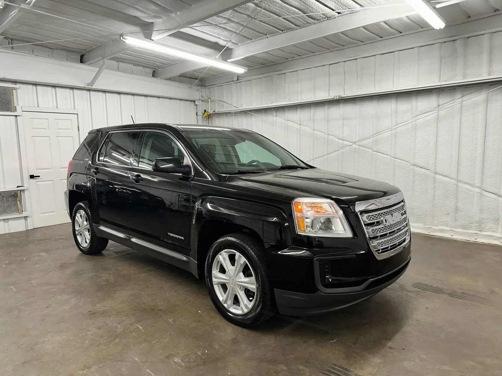 Used 2017 GMC Terrain SLE FWD image 1