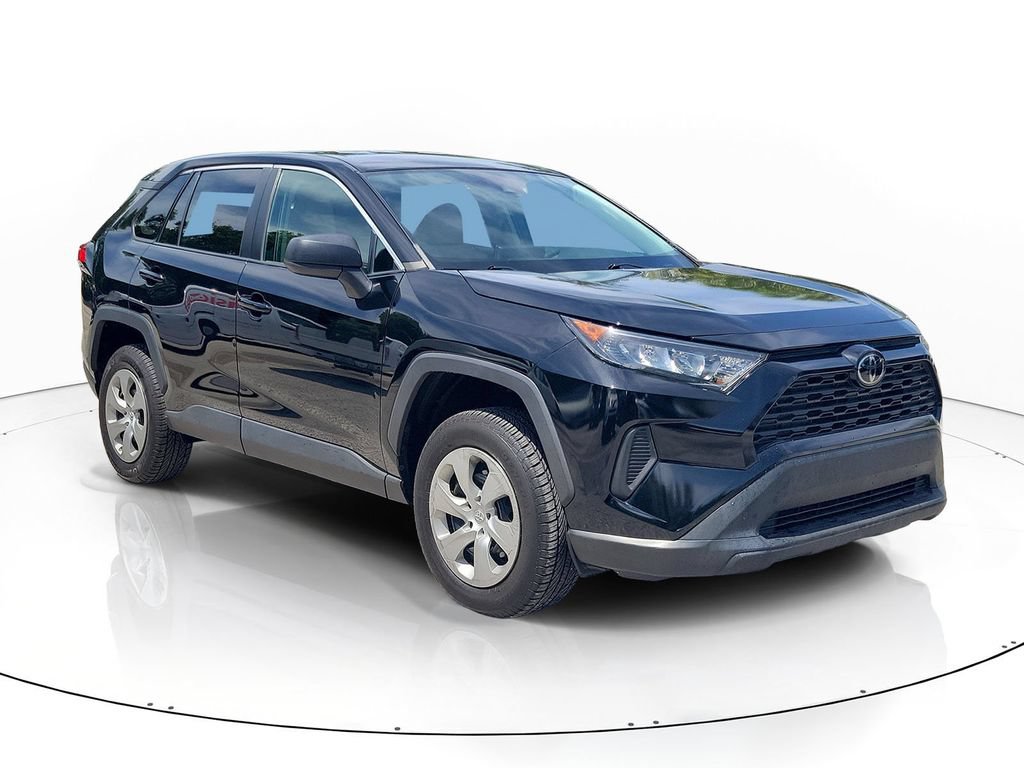 Used 2022 Toyota RAV4 LE FWD image 3