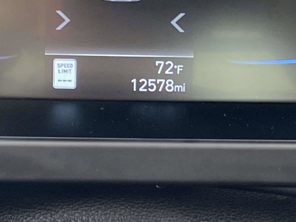 Certified 2025 Hyundai Elantra Sport image 28