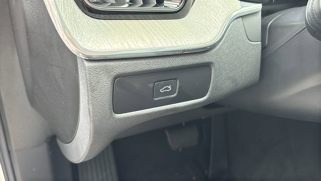 Certified 2025 Volvo XC60 B5 Plus AWD/4WD image 13
