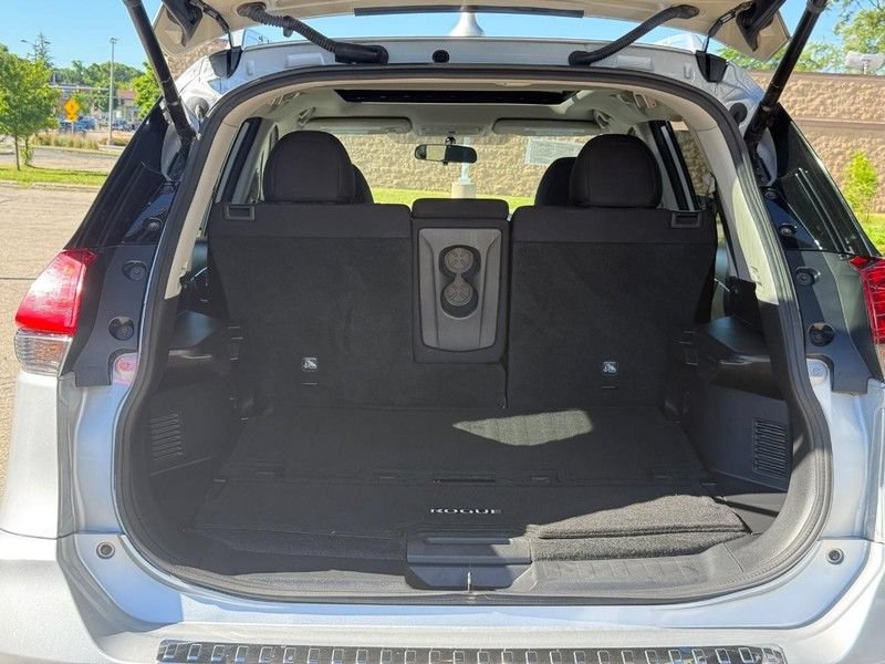 Used 2017 Nissan Rogue SV AWD/4WD image 9