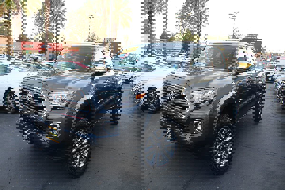 Used 2017 Toyota Tacoma Limited image 2