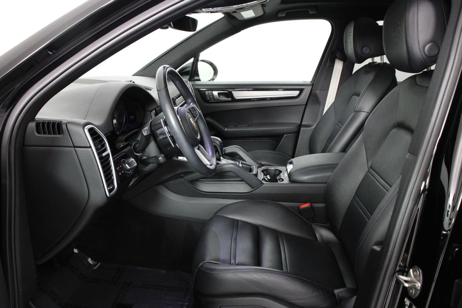 Certified 2023 Porsche Cayenne Platinum Edition image 5