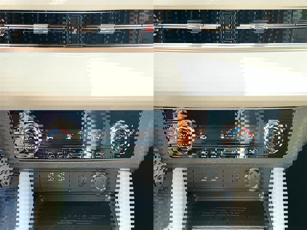 New 2025 Mitsubishi Outlander SE image 16