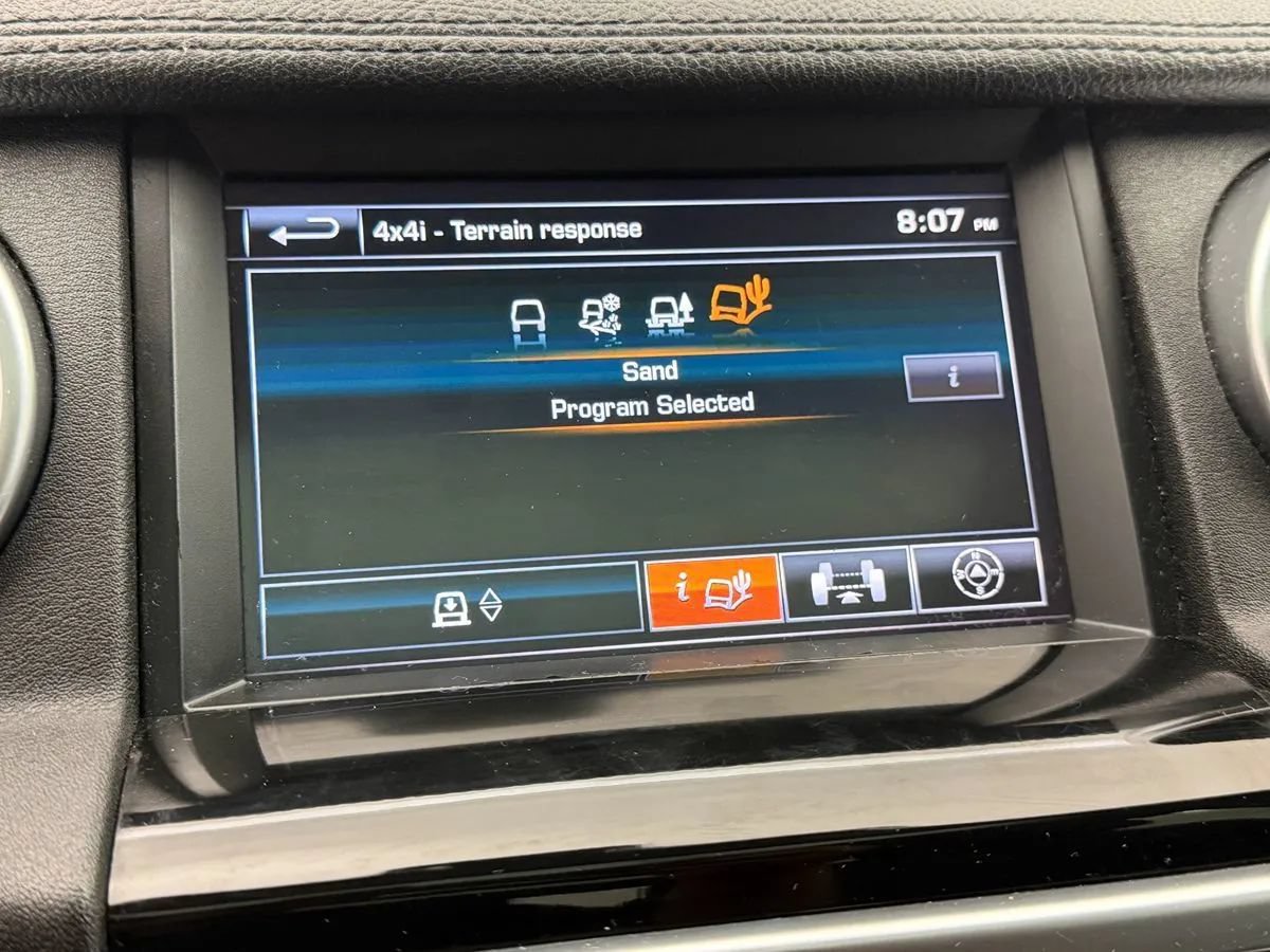 Used 2016 Land Rover LR4 HSE Silver Edition AWD/4WD image 24