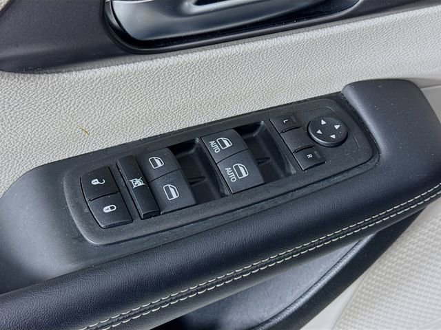 Used 2023 Chrysler Pacifica Touring-L image 17