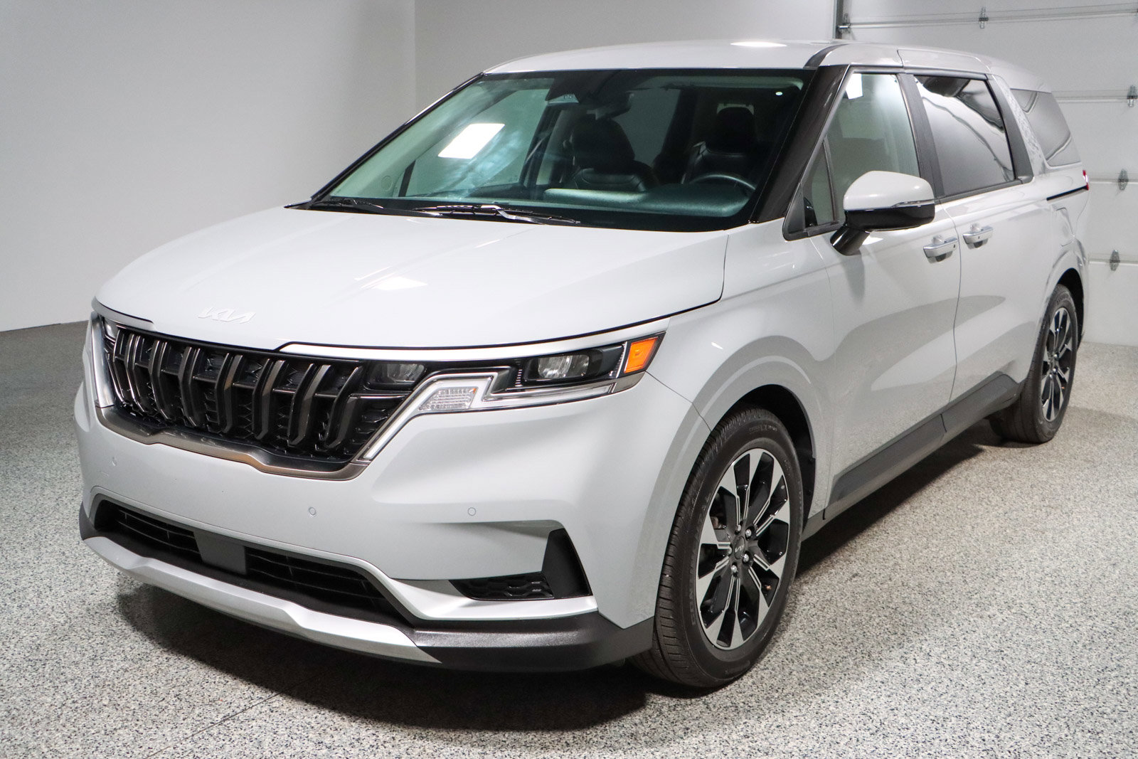 Used 2024 Kia Carnival EX image 33